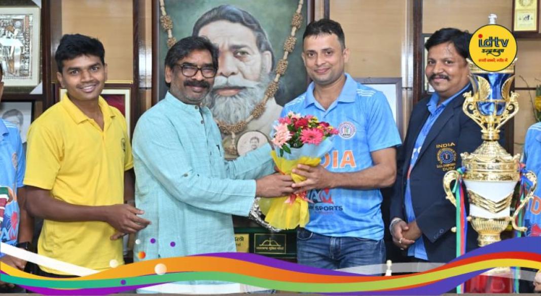 Hemant Soren honors team